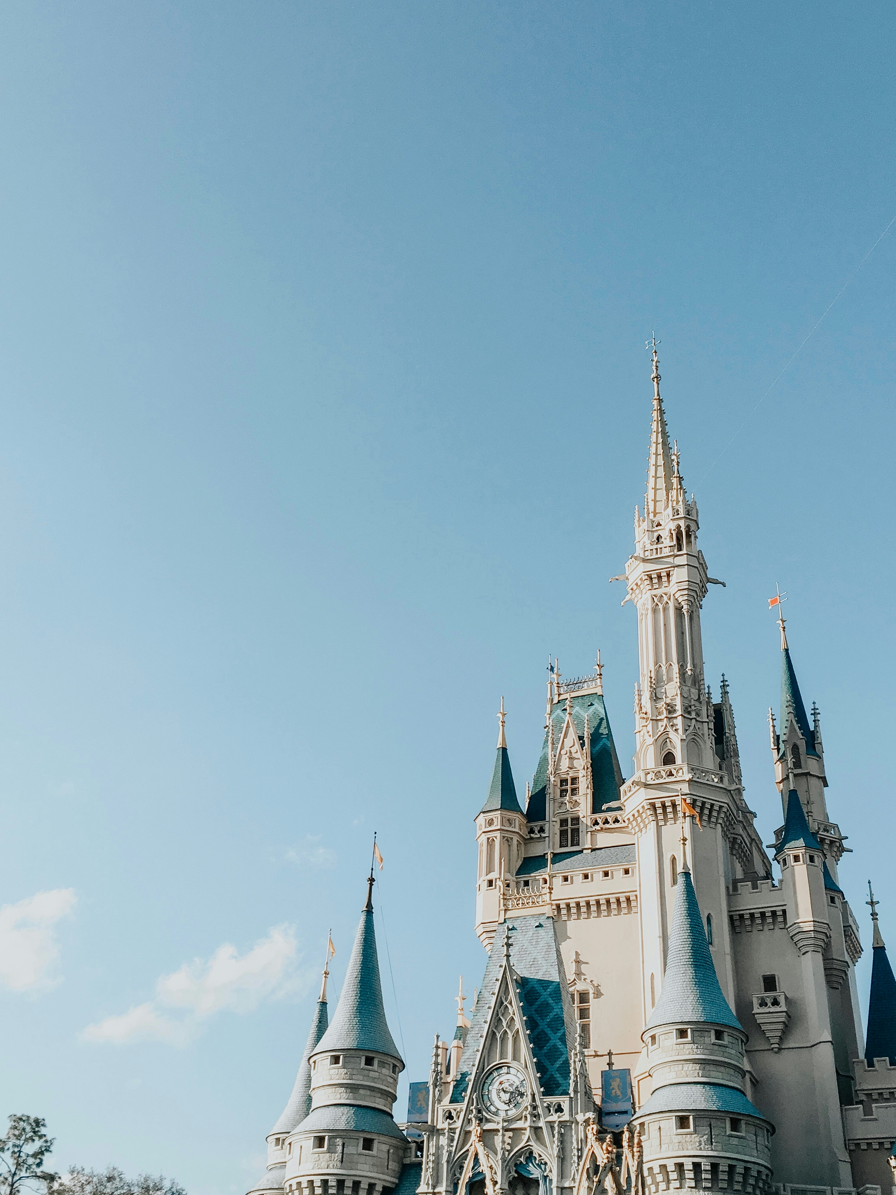 澄んだ青空のシンデレラ城の写真 Unsplashで見つけるディズニーの無料写真