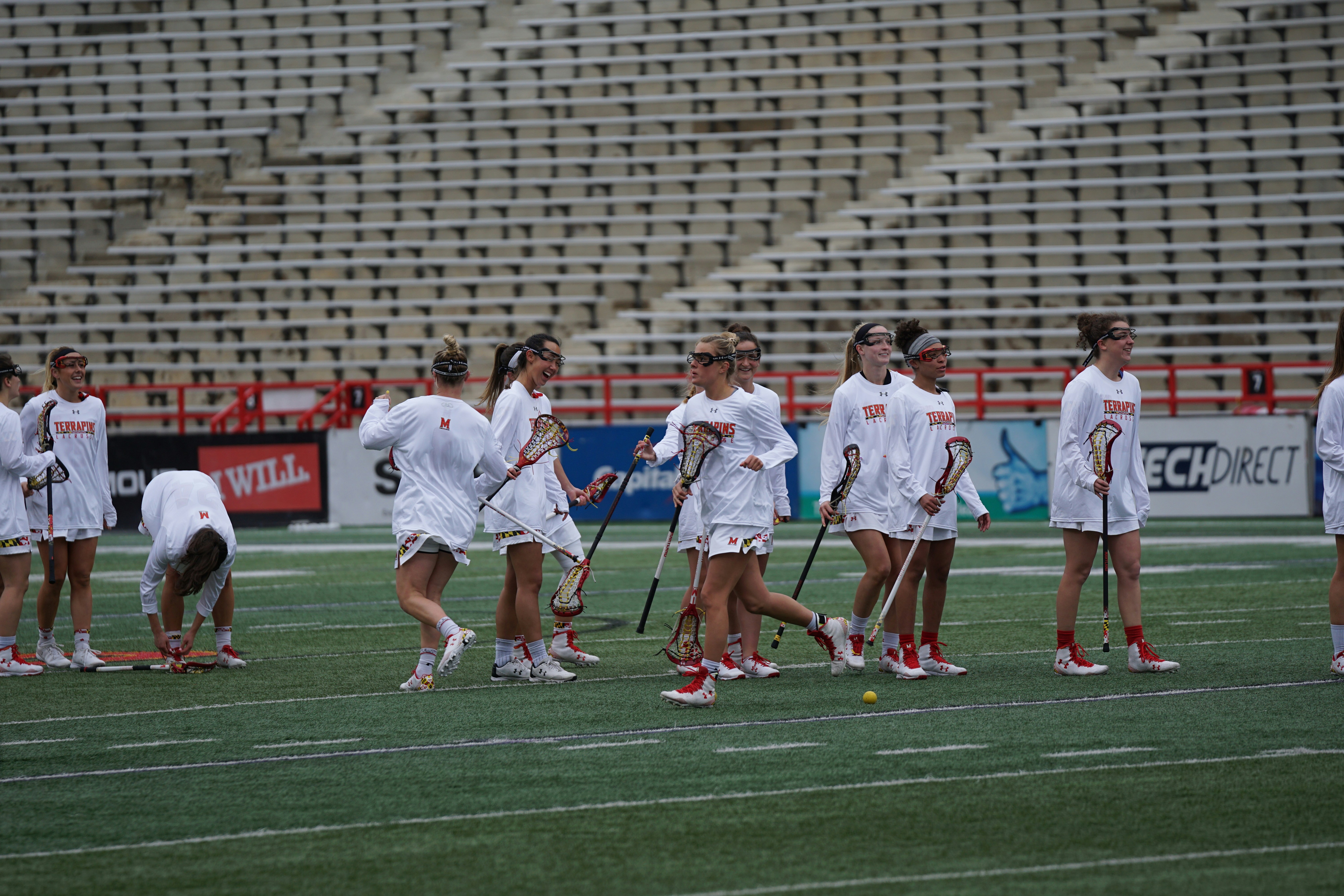 wanita bermain lacrosse di siang hari