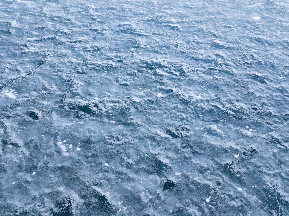 Vista de un cuerpo de agua congelado