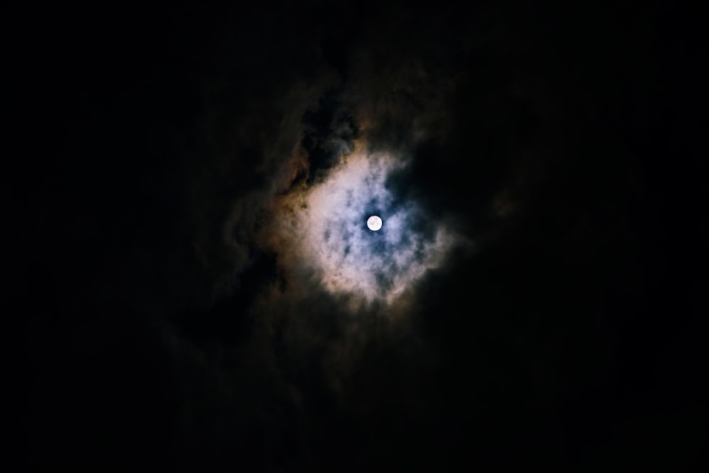 Una luna piena vista attraverso le nuvole nel cielo notturno