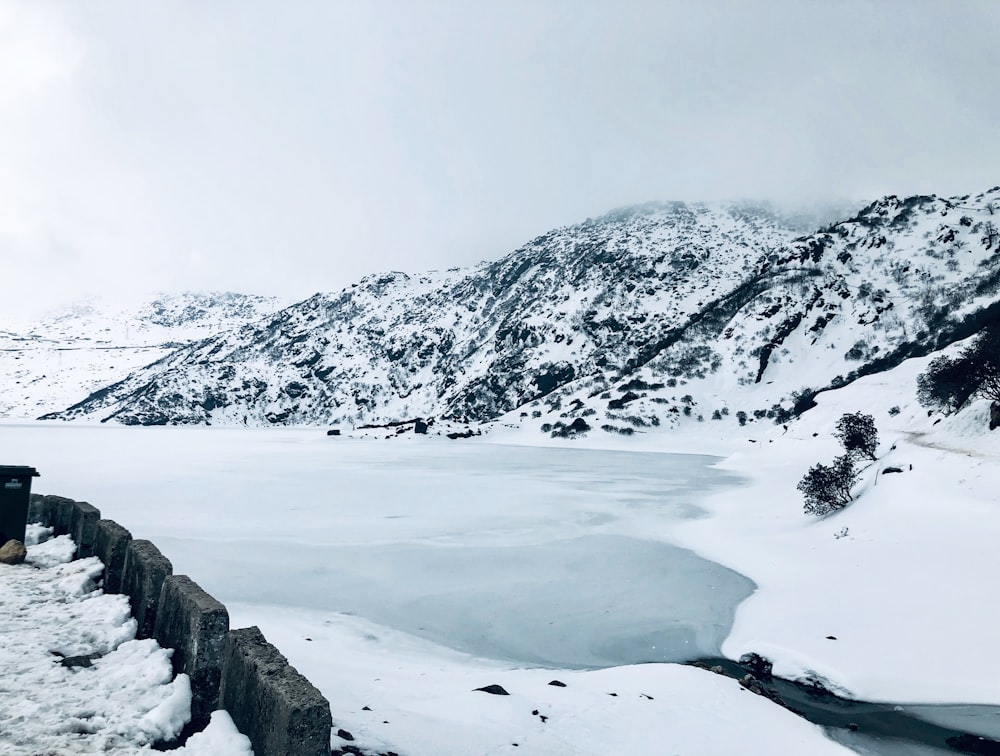 雪に覆われた山