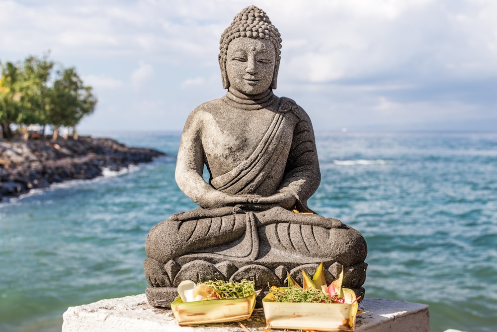 Buda Gautama con dos canastas de alimentos