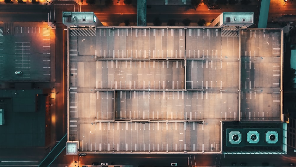Fotografía aérea de un edificio marrón