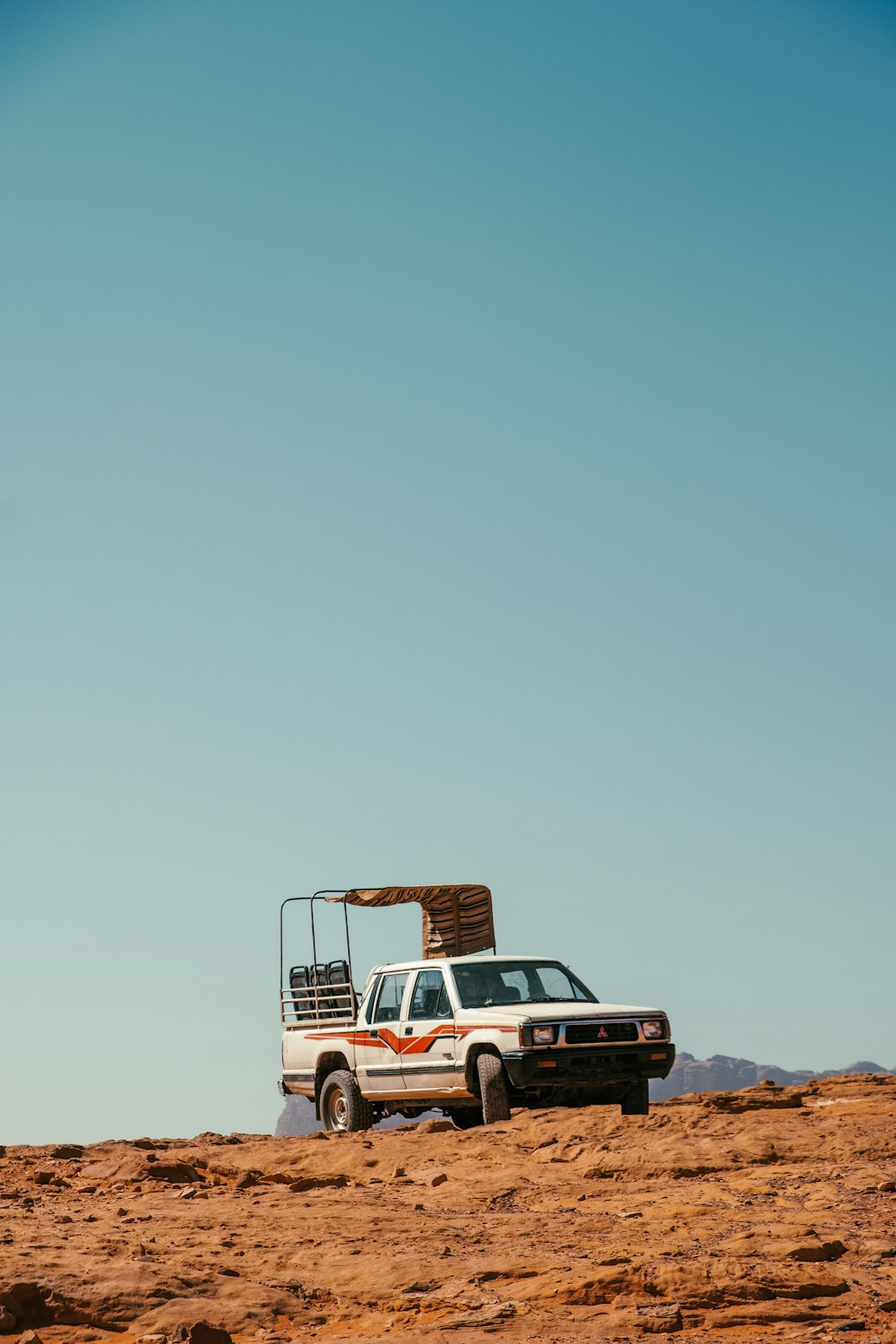 Camioneta blanca en el desierto durante el día