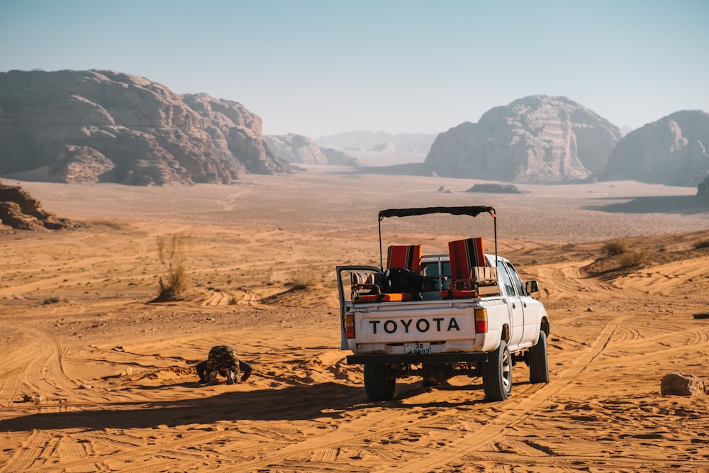 砂漠の白いトヨタピックアップトラック