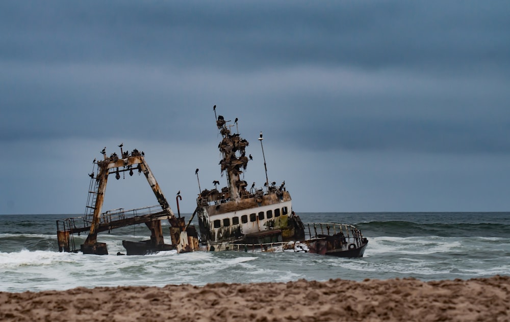 zwei Boote tagsüber im Meer