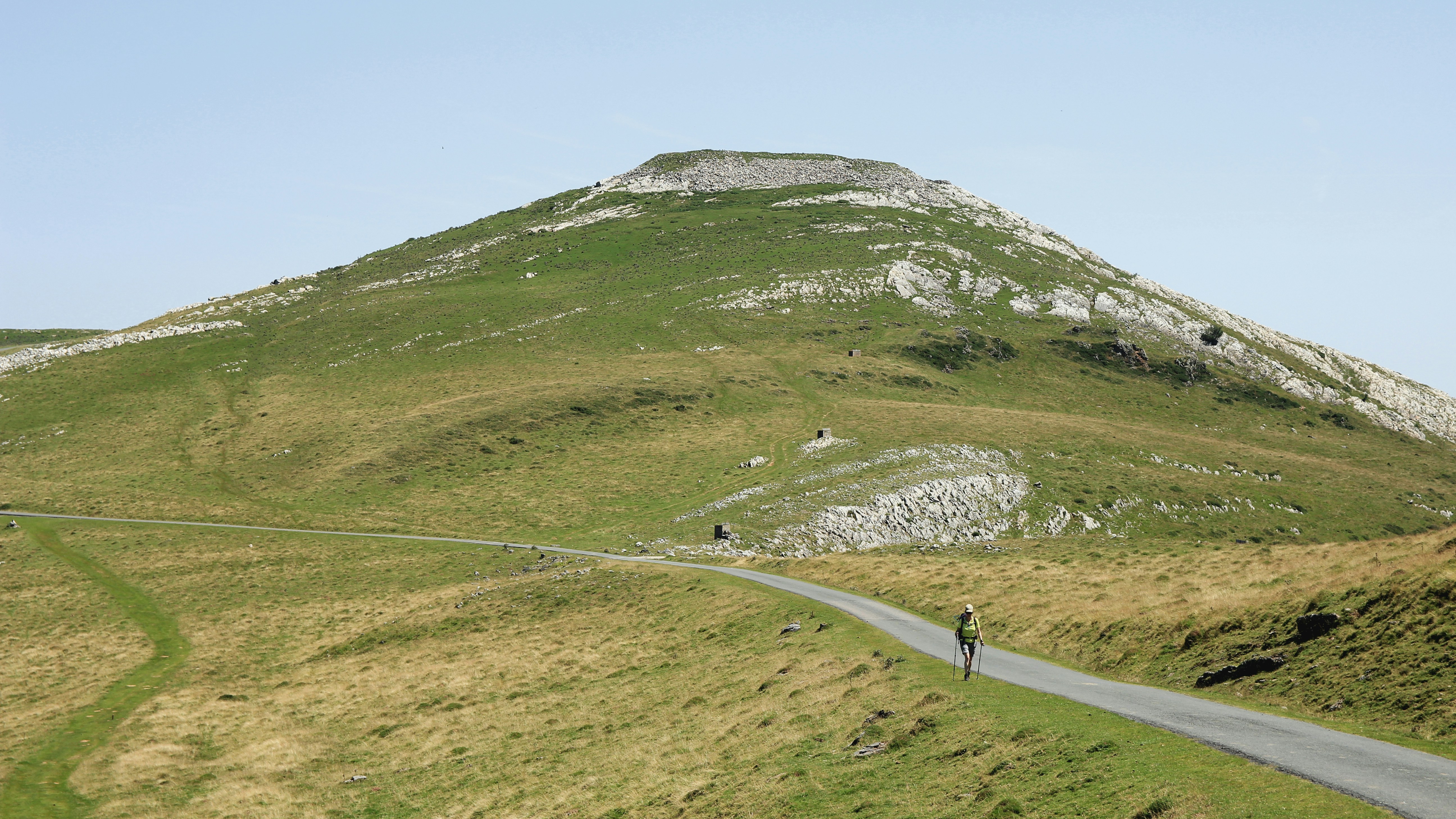 green mountain during daytime