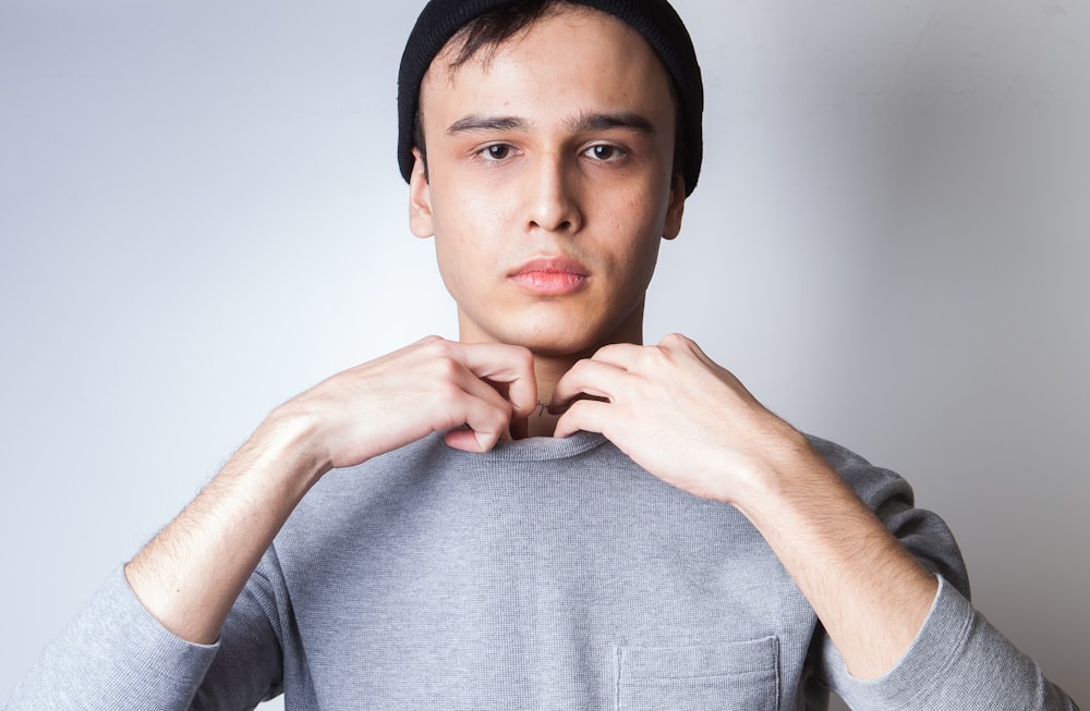 man wearing gray long-sleeved shirt