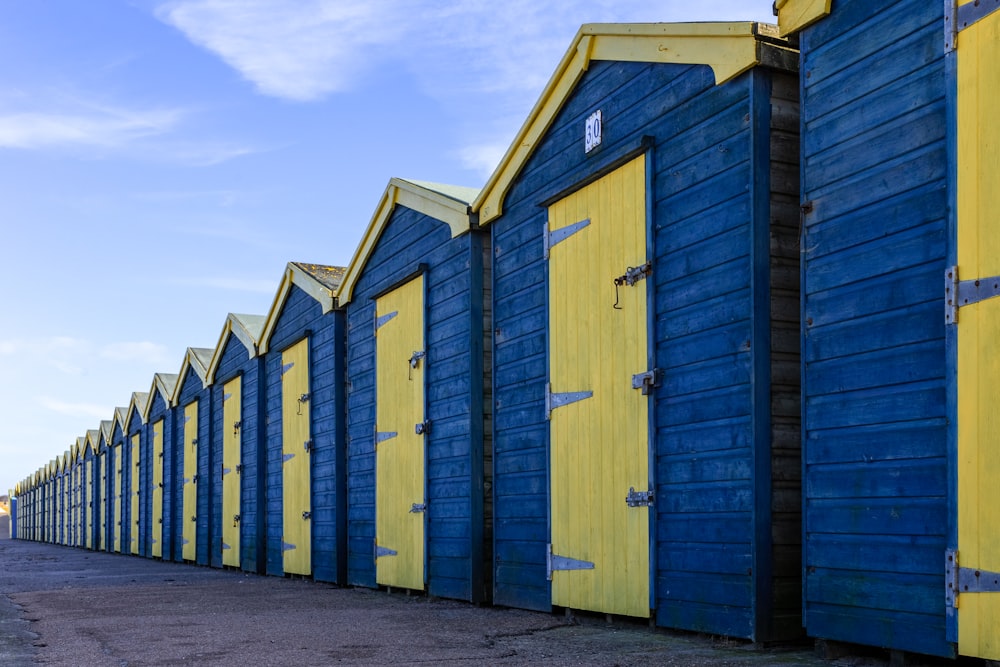 case di recinzione blu e marroni