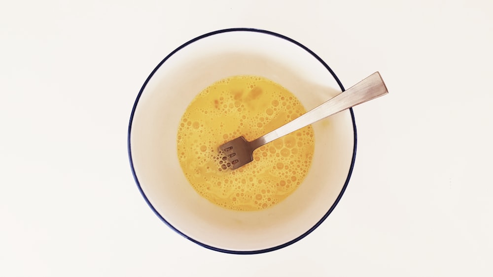 Bevanda gialla all'interno della tazza