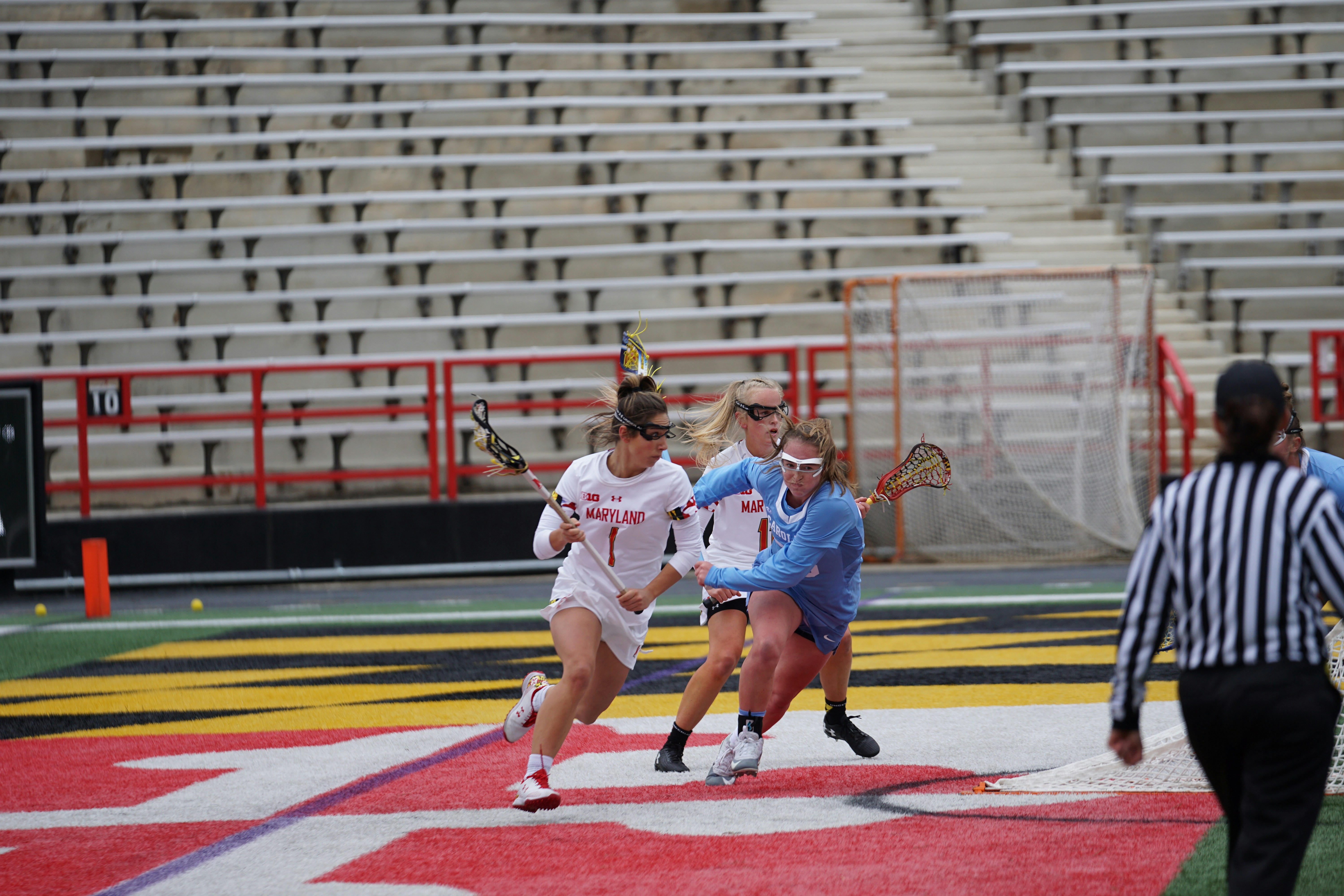 Wanita bermain lacrosse di stadion