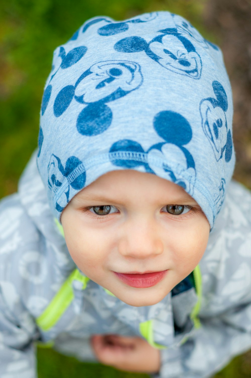 Baby trägt blaue Strickmütze