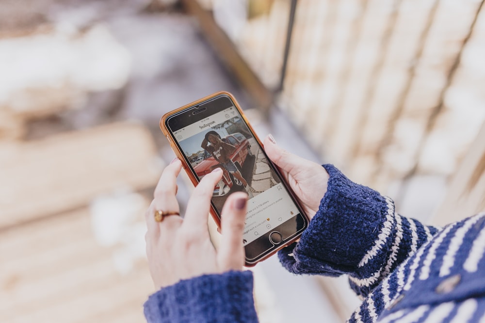 Person, die das Telefon in der Hand hält