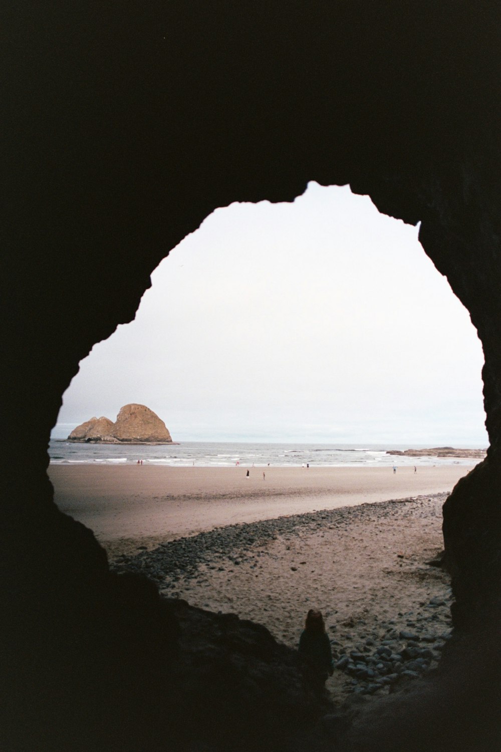 grotte face à l’océan