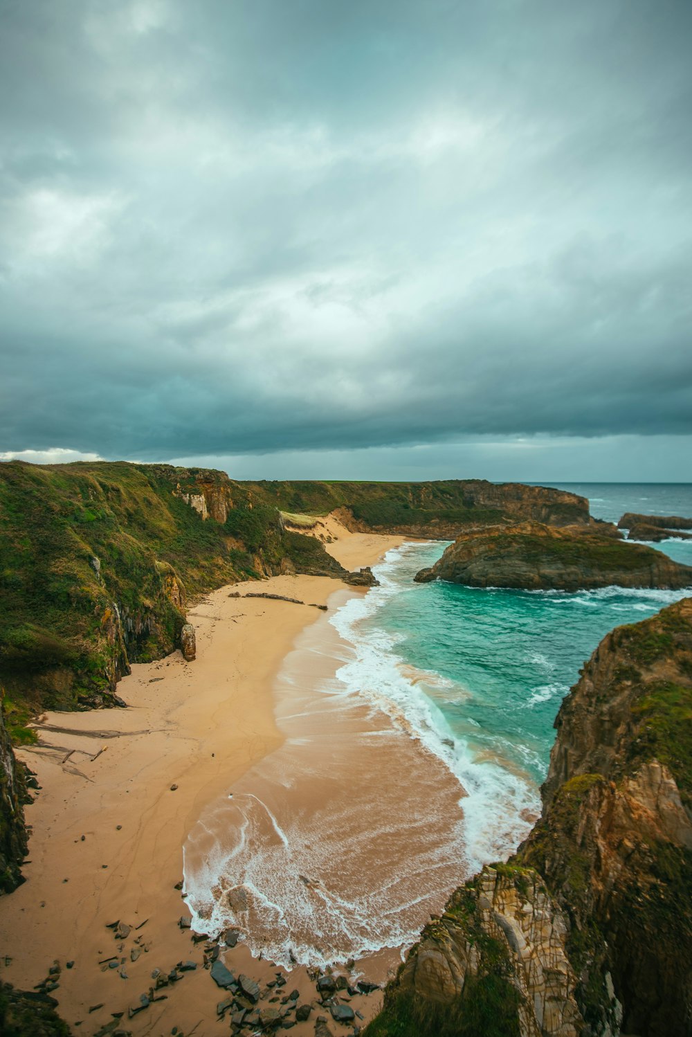 Photo de vue aérienne du bord de mer pendant la journée