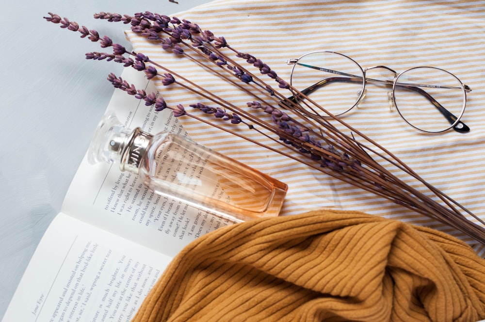 Duftflasche, Lavendel und Brille