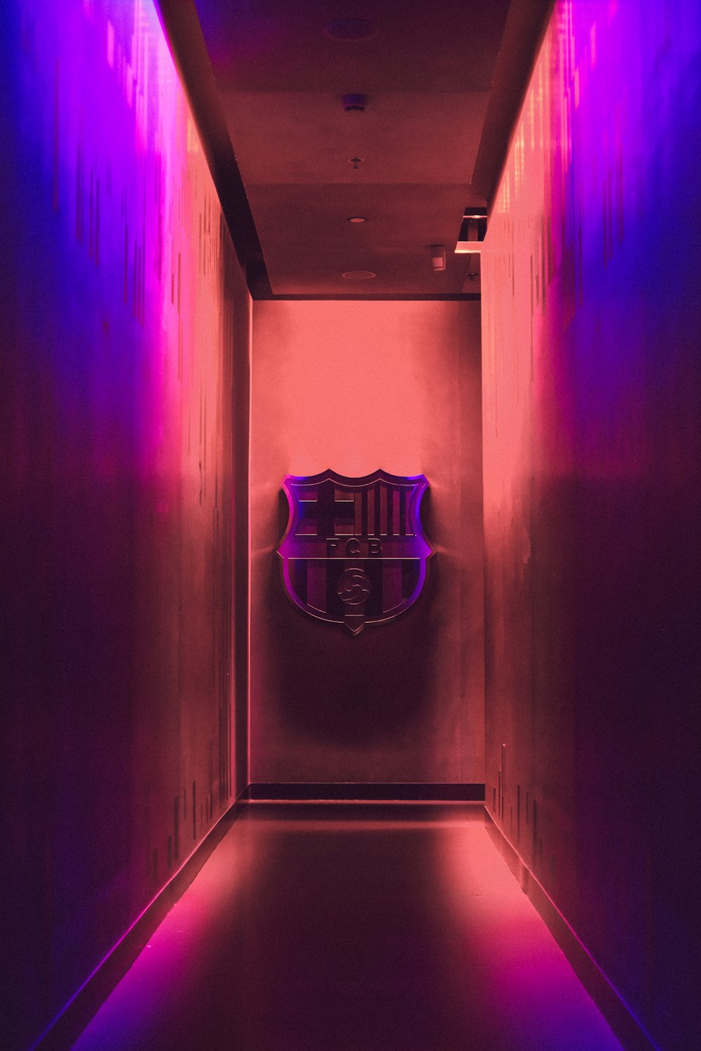 emblema de futebol na parede
