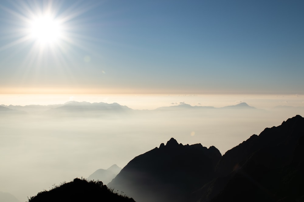 silhueta da montanha durante o dia