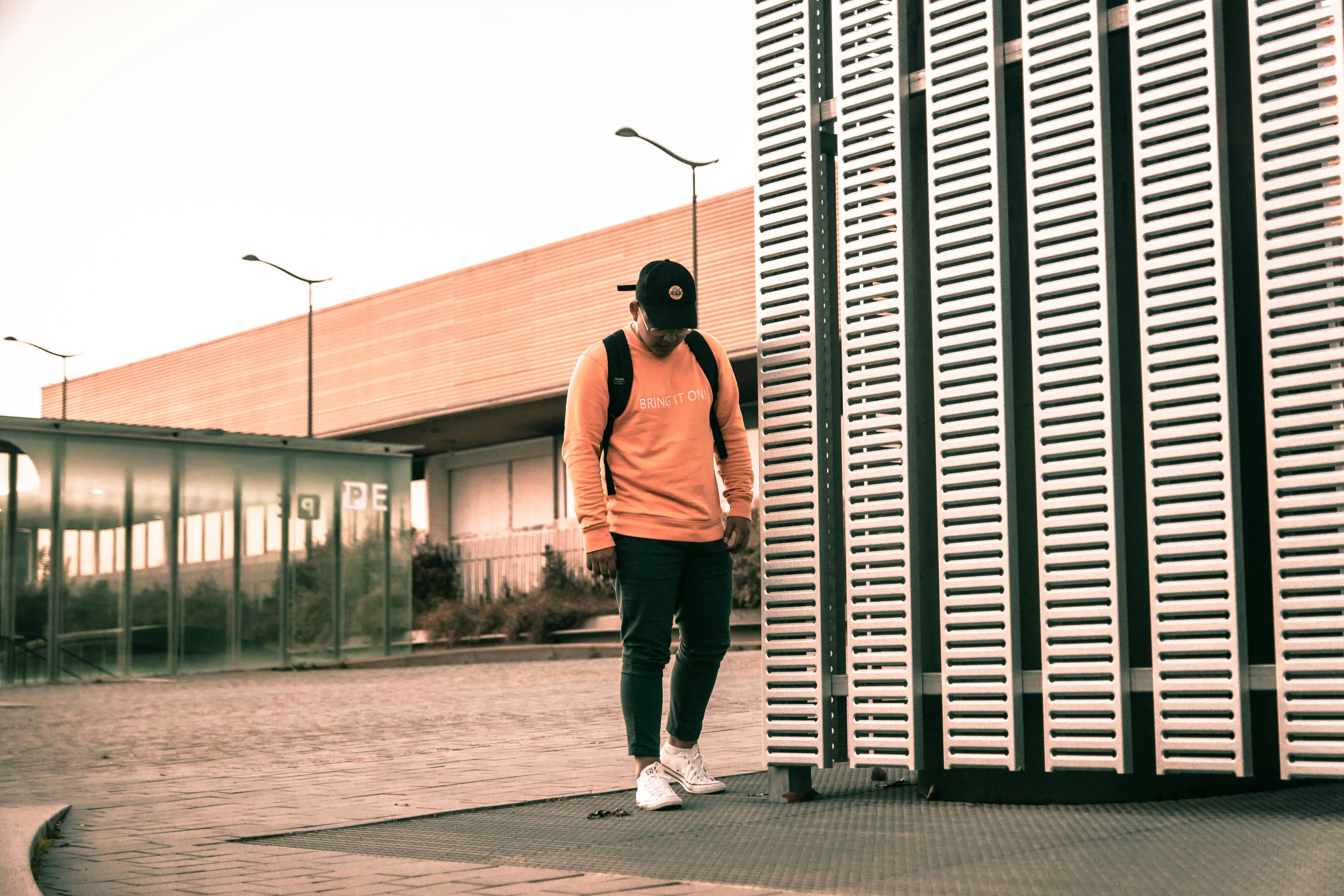 hombre de pie en el piso marrón al aire libre