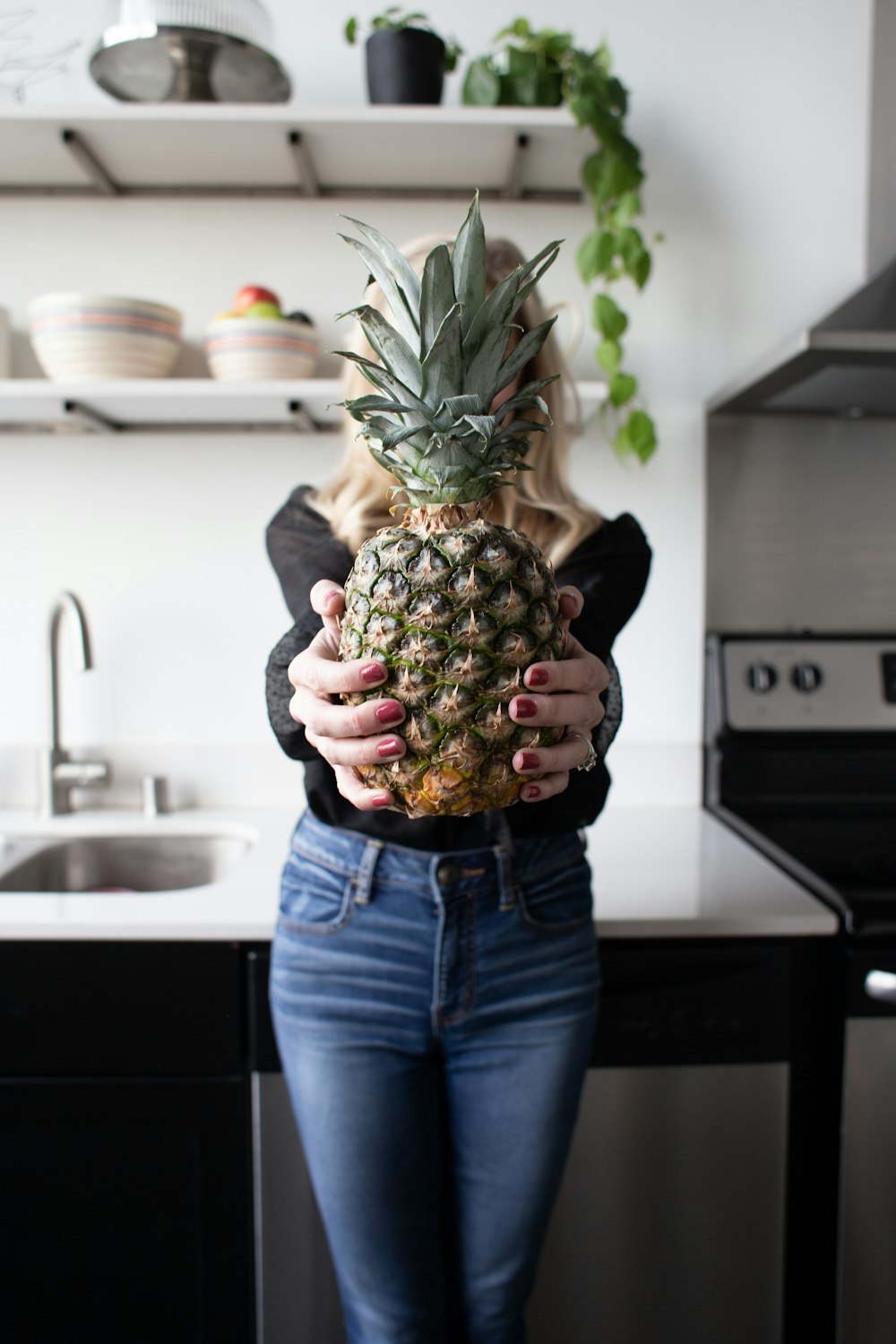 femme tenant de l’ananas