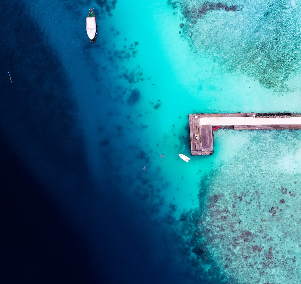 Barco blanco en el cuerpo de agua