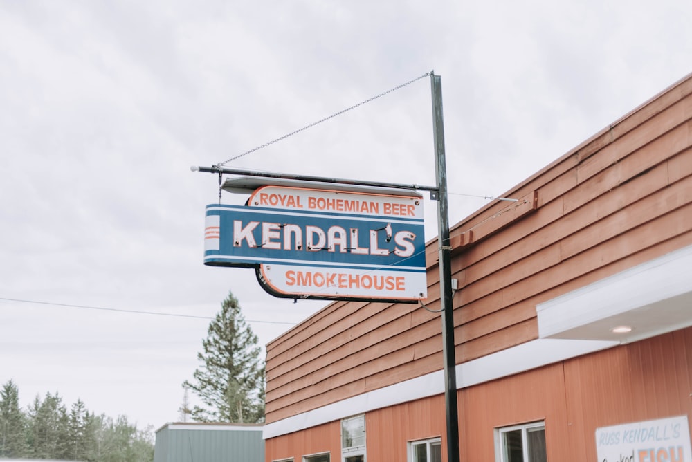 Il cartellone pubblicitario dell'affumicatoio di Kendall nel cielo nuvoloso
