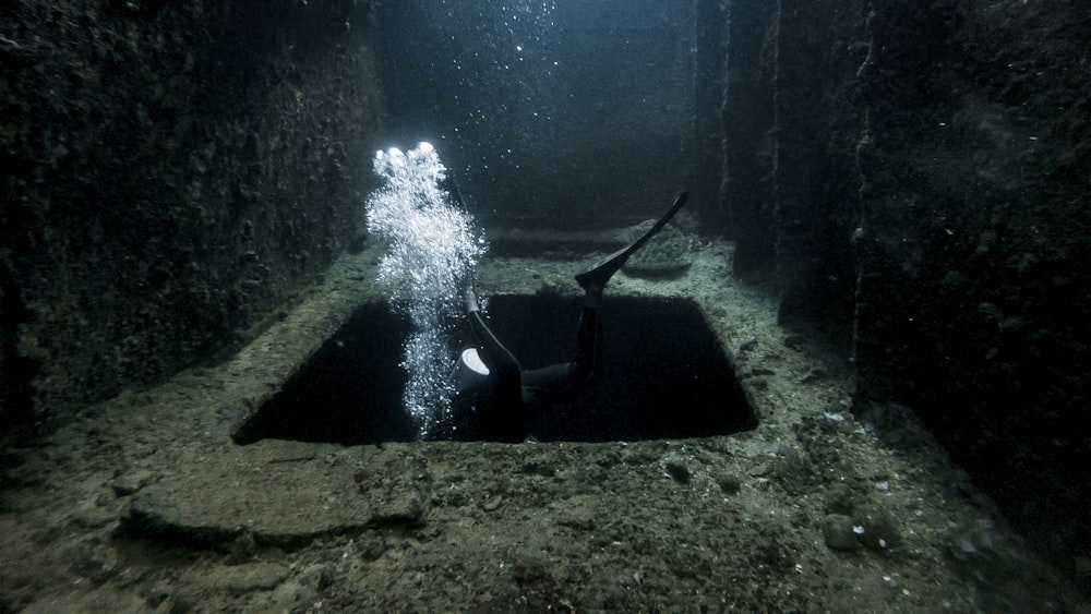 深い水中トンネルのスキューバダイバー