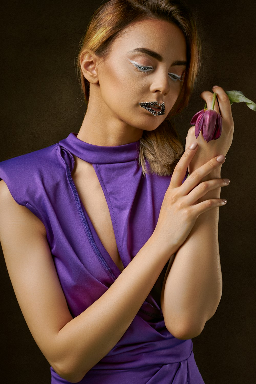 femme portant une peinture de robe violette