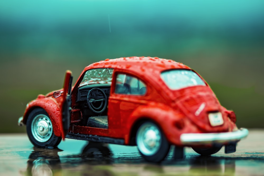 carro de brinquedo vermelho