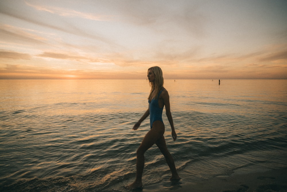 femme marchant à la plage