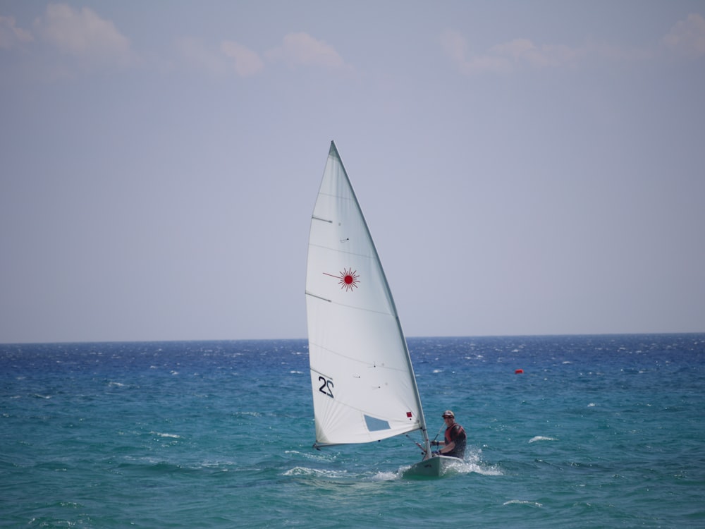 Persona in barca a vela surf durante il giorno