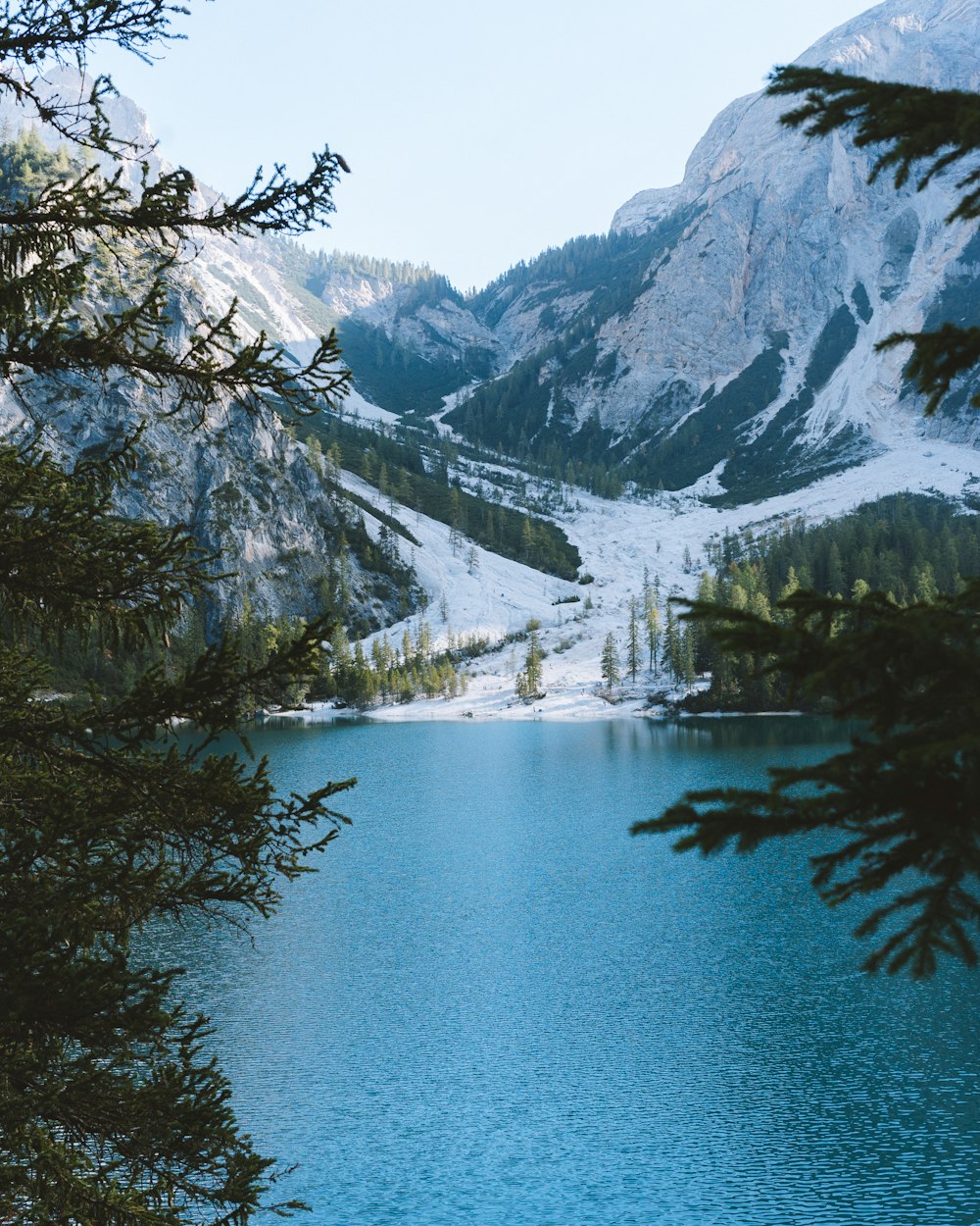 Lago blu calmo vicino alla montagna ghiacciata