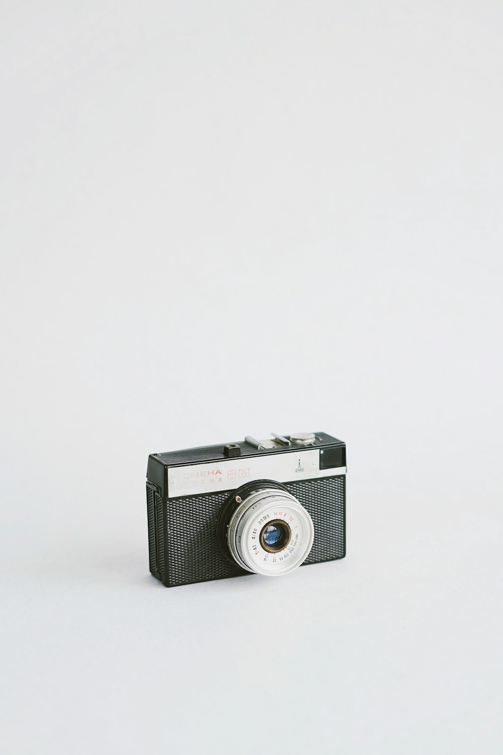 câmera de filme preto e cinza