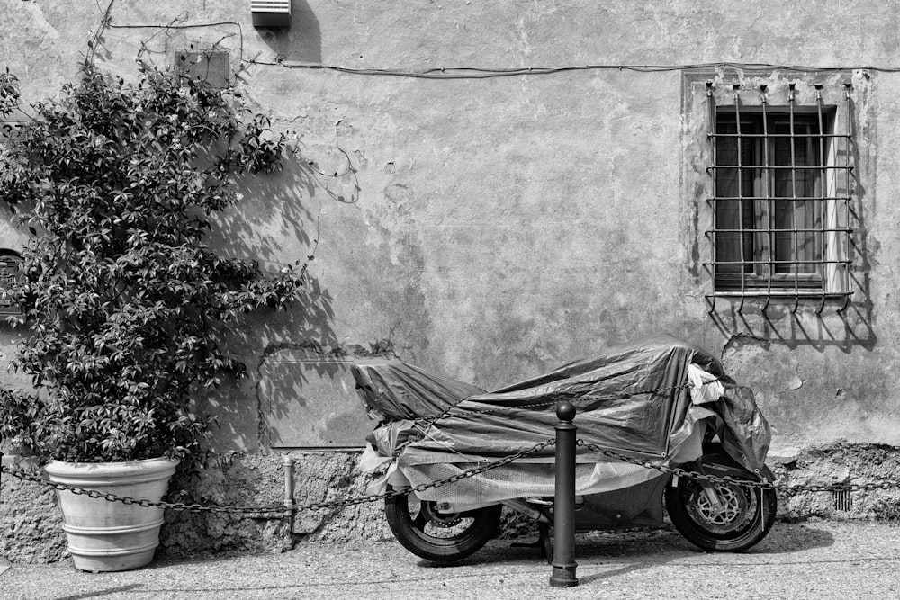 Graustufenfoto des Motorrads