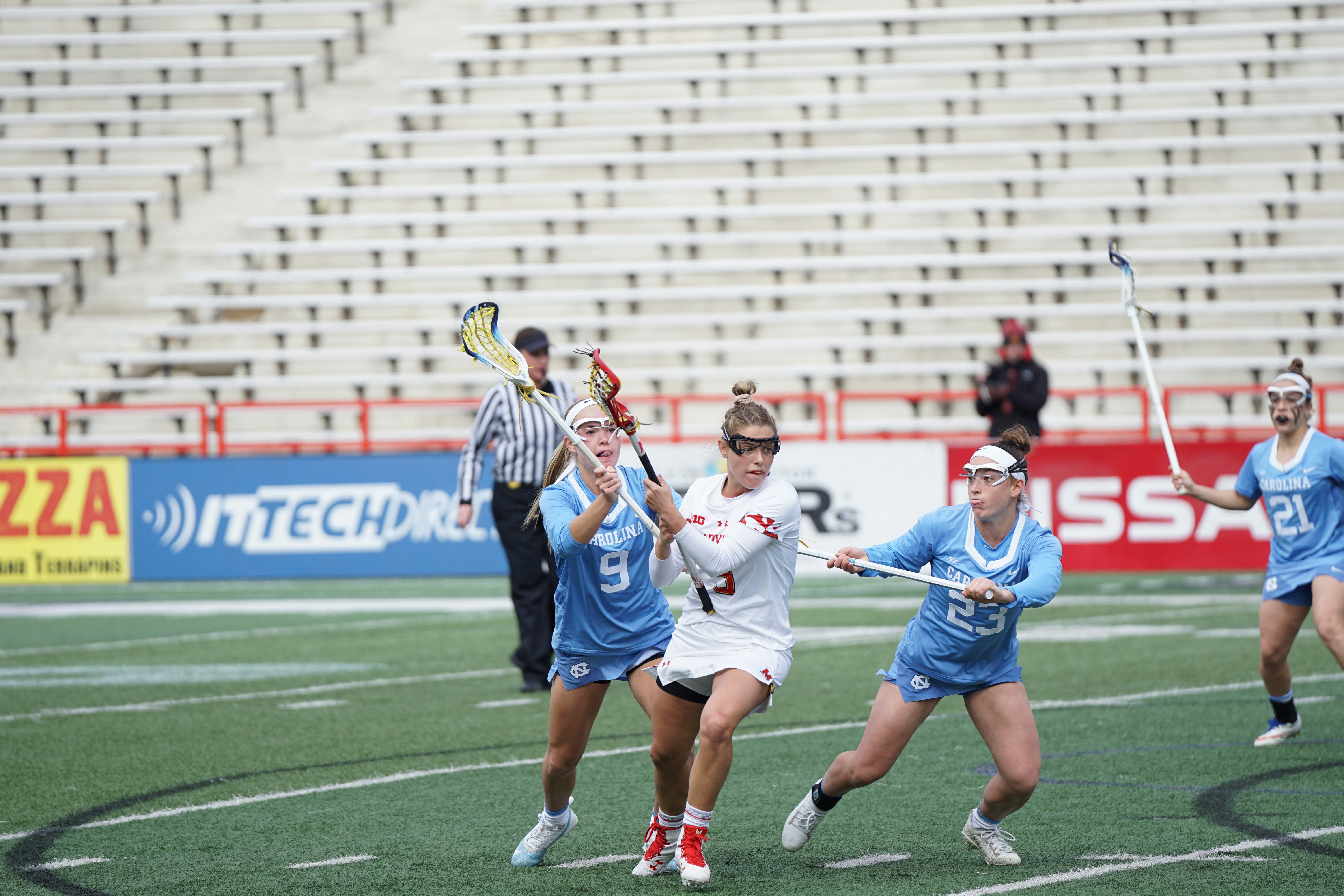 wanita bermain lacrosse