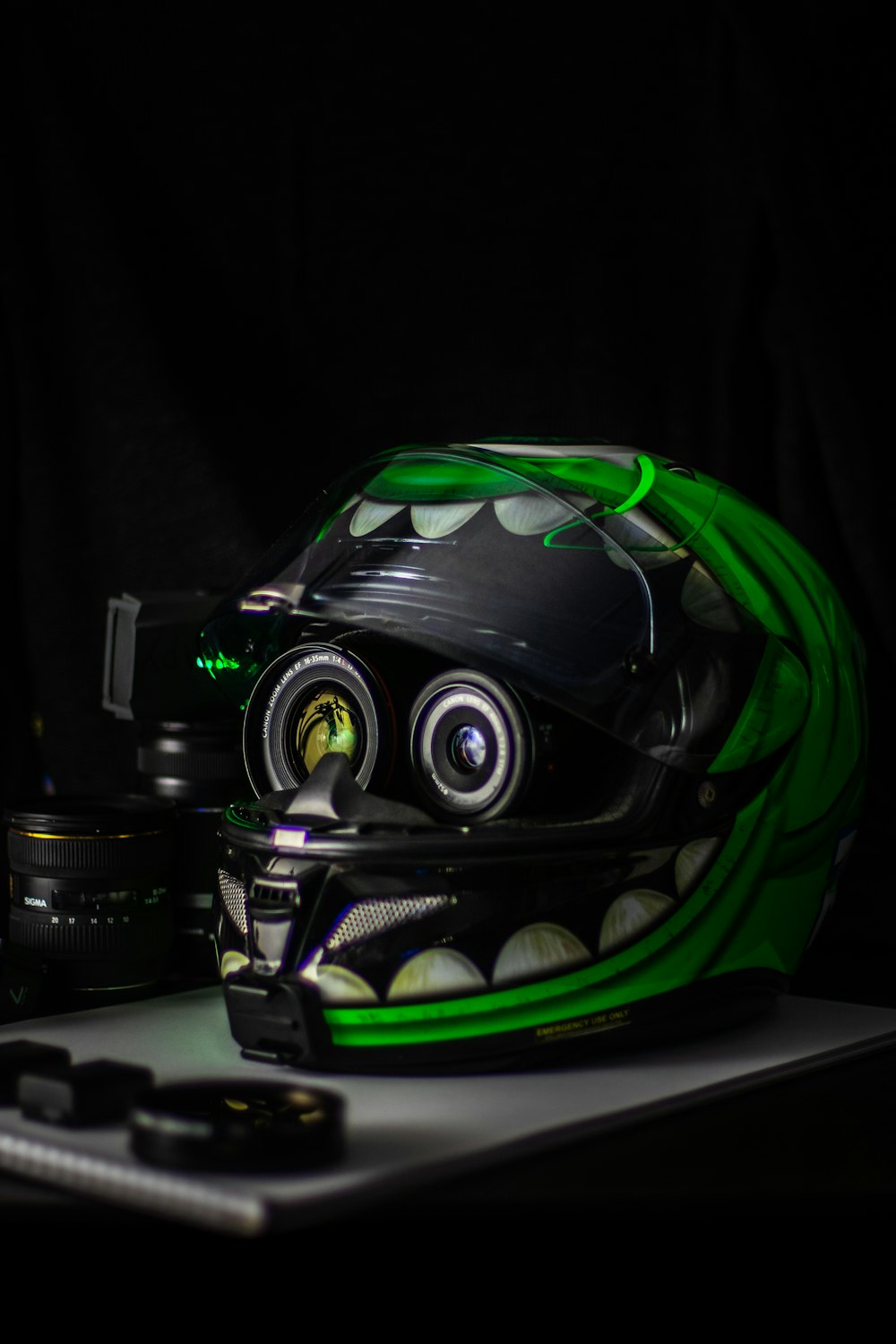 casco integrale nero e verde su tavolo in legno bianco