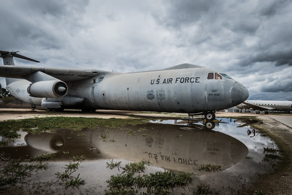 aereo grigio dell'aeronautica militare degli Stati Uniti parcheggiato sullo specchio d'acqua