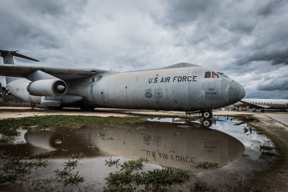 水域に駐機している灰色の米空軍機