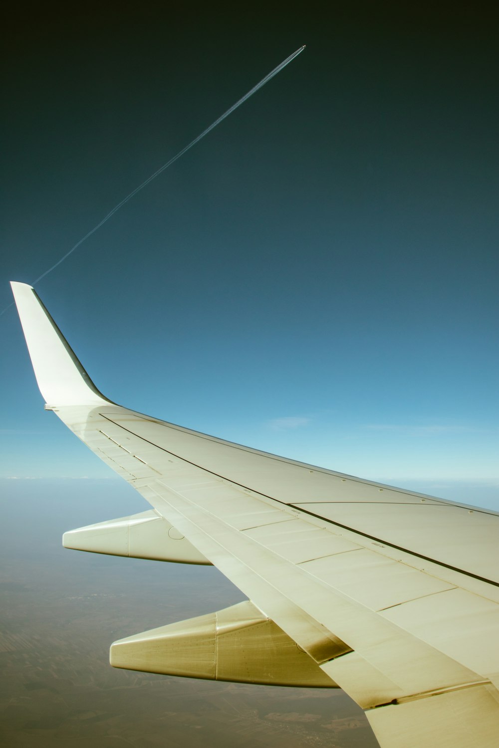 gray plane wing on air during daytime