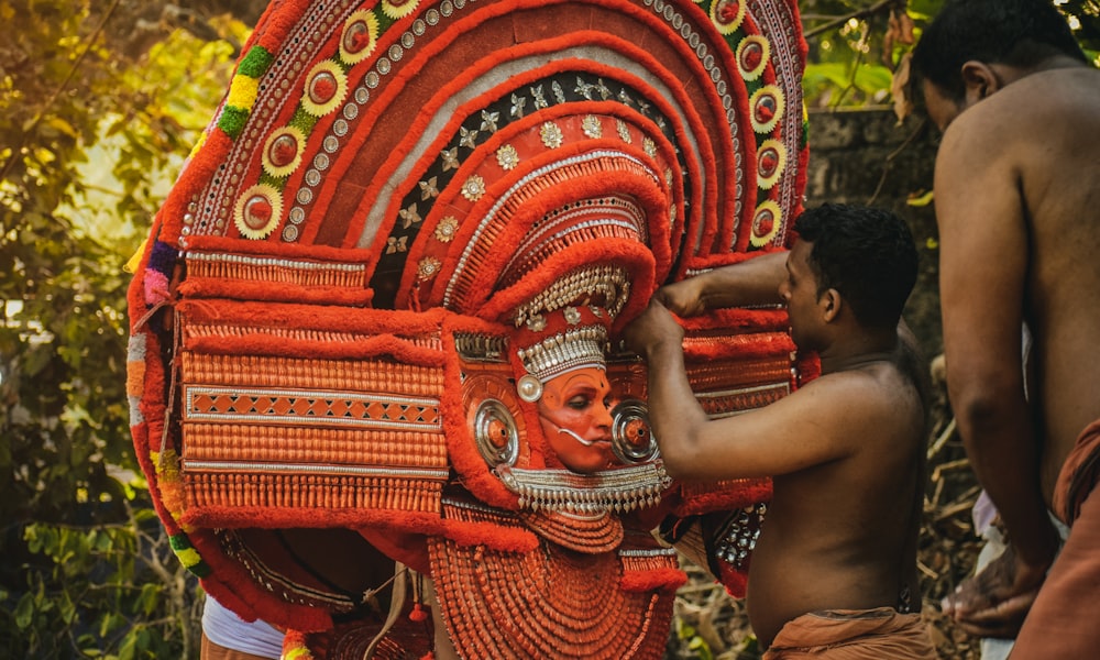 máscara tribal vermelha da pessoa