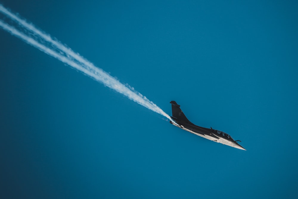 gray jet flying during daytime
