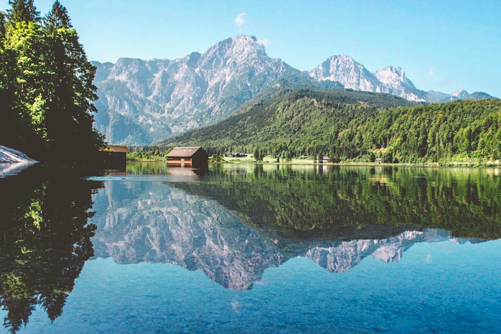 Casa vicino alle montagne e al lago