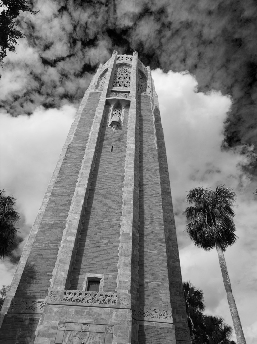 Fotografía de Grayscrale de la torre de hormigón