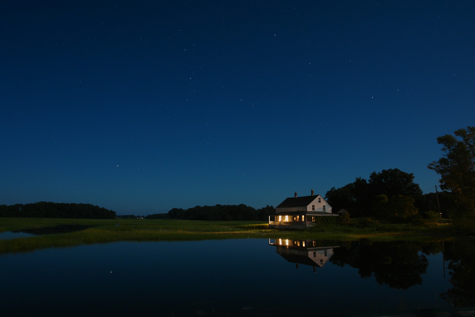 Sony DSC-R1 sample photo. White house under blue photography