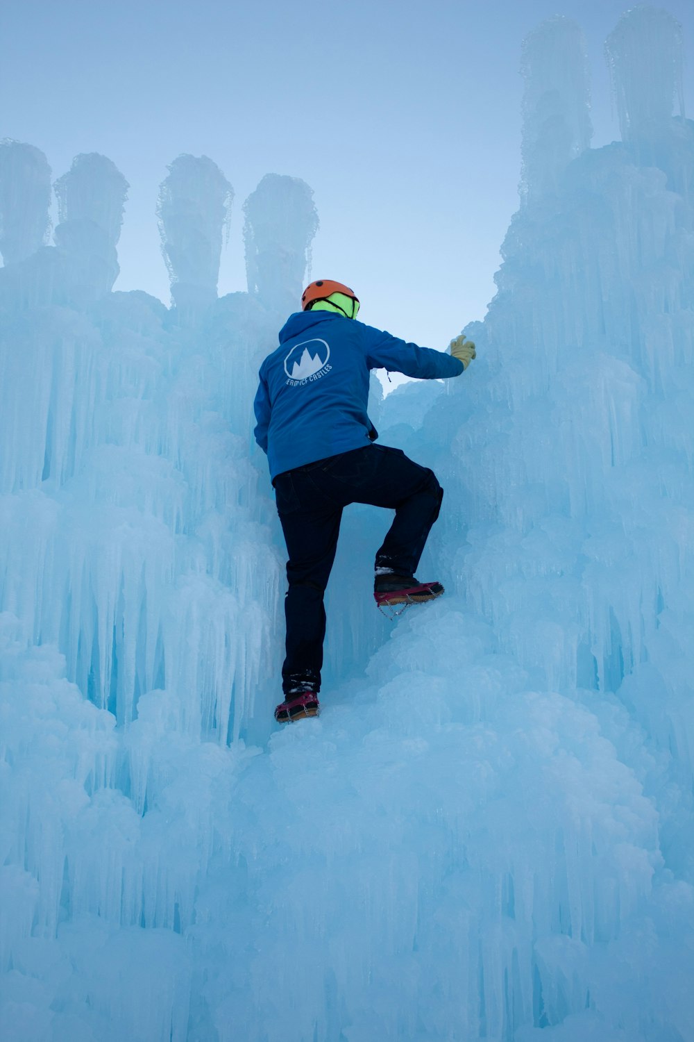 昼間、氷の上を登る男