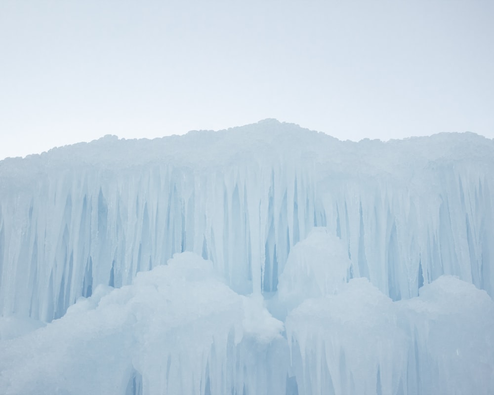 Montaña cubierta de nieve