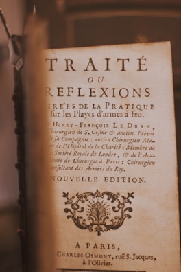 A vintage book page featuring elegant typography with French text. The title 'Traité ou Réflexions' is prominently displayed, followed by detailed information about the author, Henry-François Le Dran, and other academic credentials. The page includes an ornamental design near the bottom and mentions a Parisian publisher, Charles Osmont.