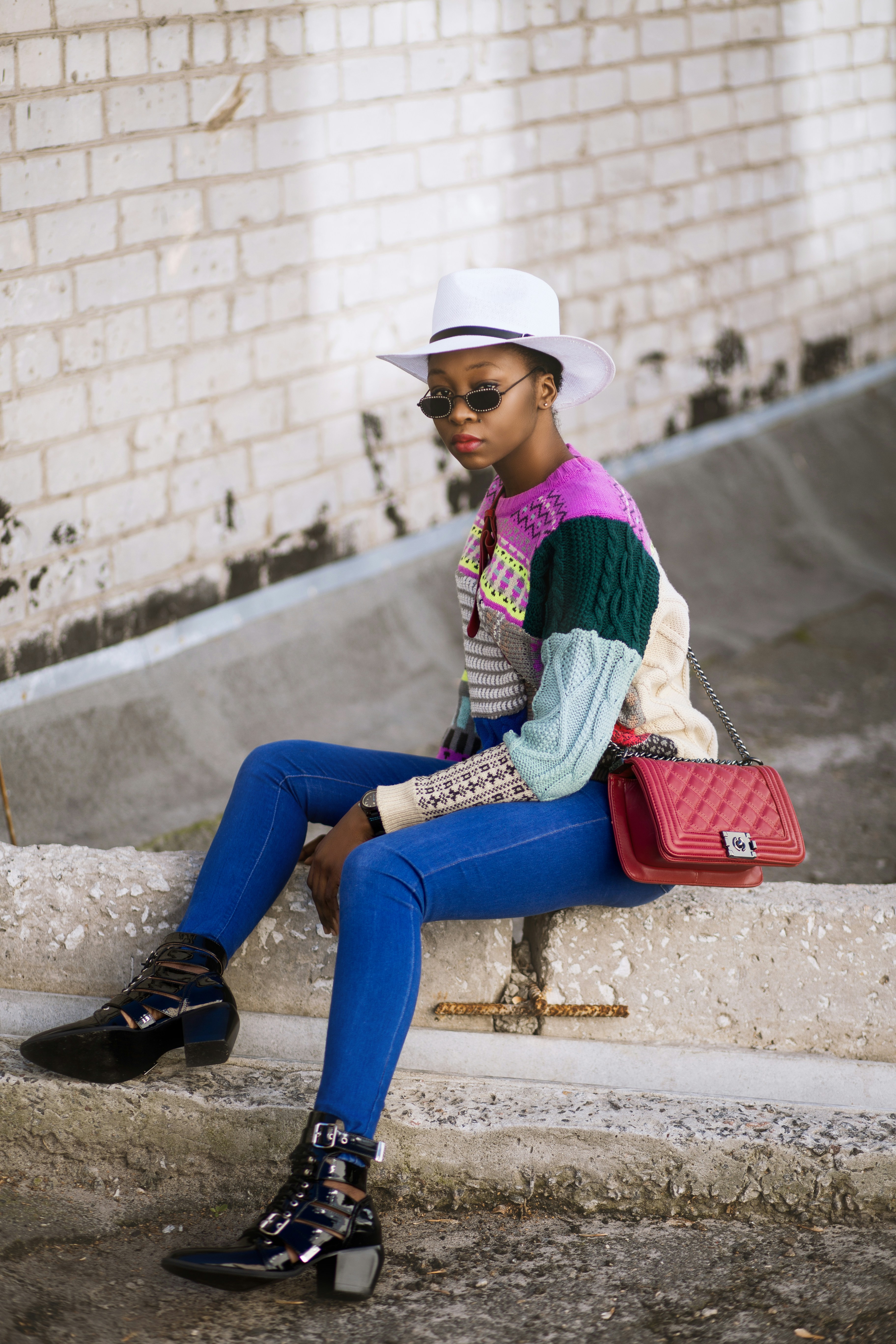 Canon EF 85mm F1.8 USM sample photo. Woman sitting on concrete photography