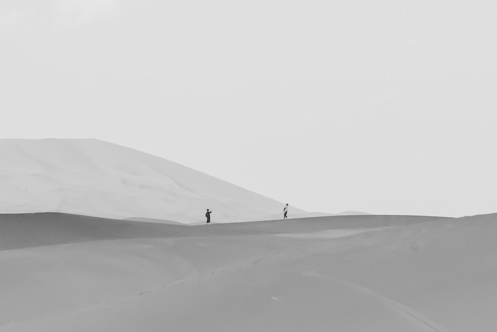 pessoa andando no deserto