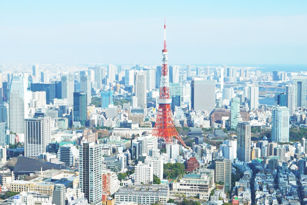 昼間の建物に囲まれた赤い塔の航空写真